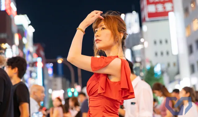 つきまとわれる女性