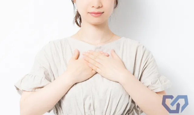 胸に手を当てる