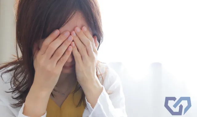 涙をこぼす女性