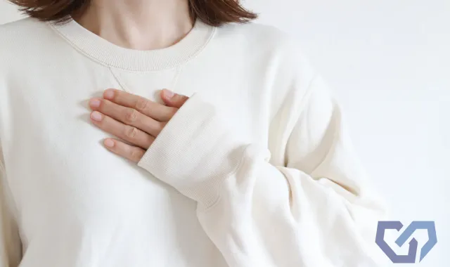 胸に手をあて、感動する