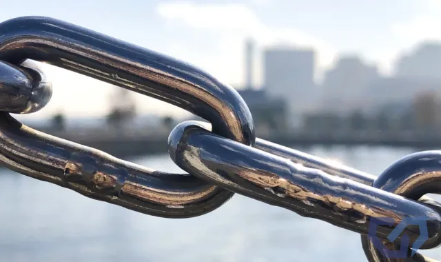 鎖でつながれる