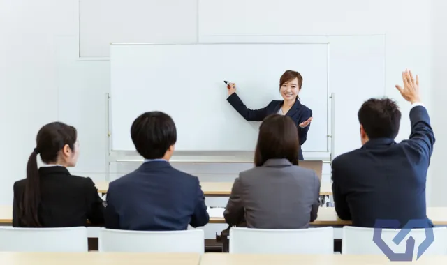 セミナーで挙手する人