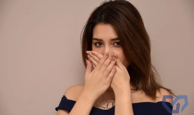 口元を覆う女性