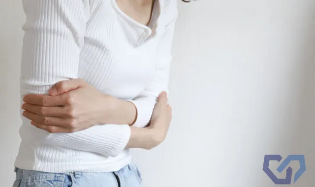 自分の体を抱きしめる