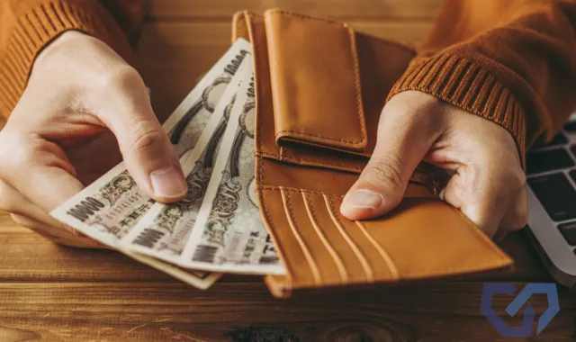 財布から覗くお札