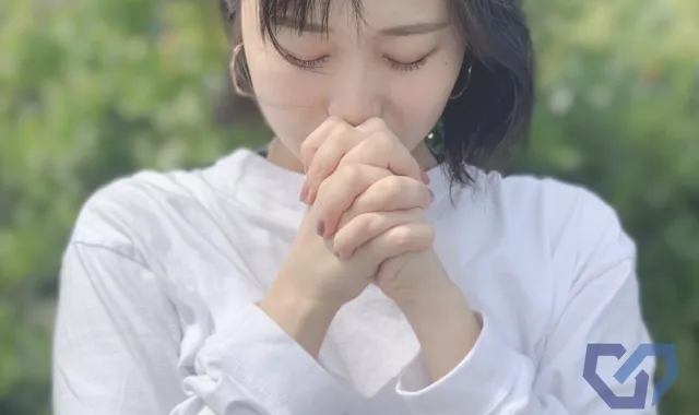 手を合わせる人