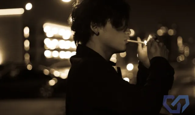 煙草を吸うホストの男性