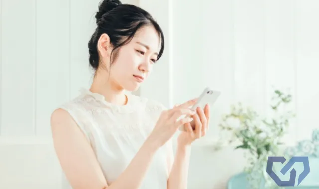 スマホを見つめる女性