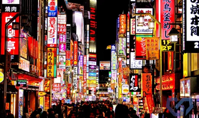 夜の繁華街のイメージ