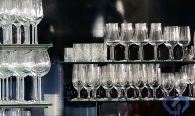 積み上げられたグラスのイメージ