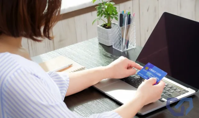 クレジットカードを止める女性