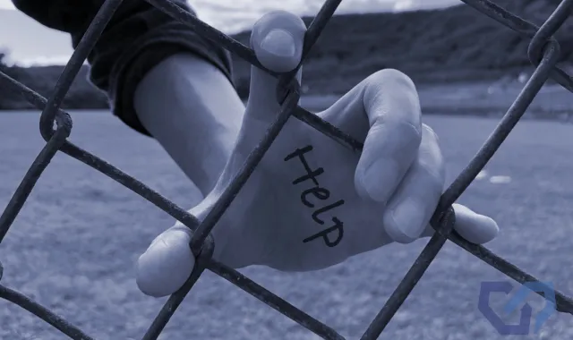 手のひらにhelpの文字