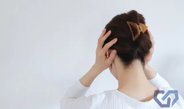 頭を抱える女性