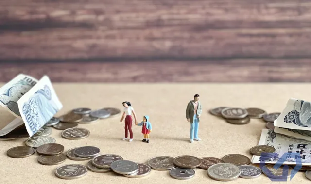 金銭に囲まれる家族