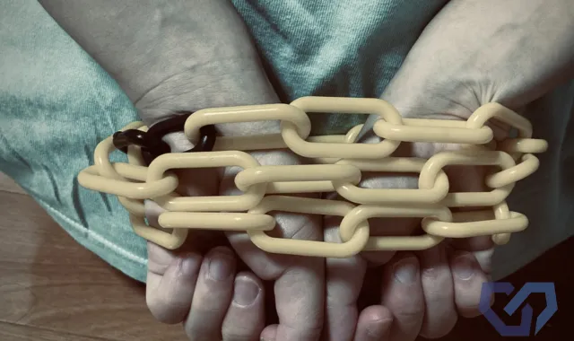 鎖でがんじがらめ