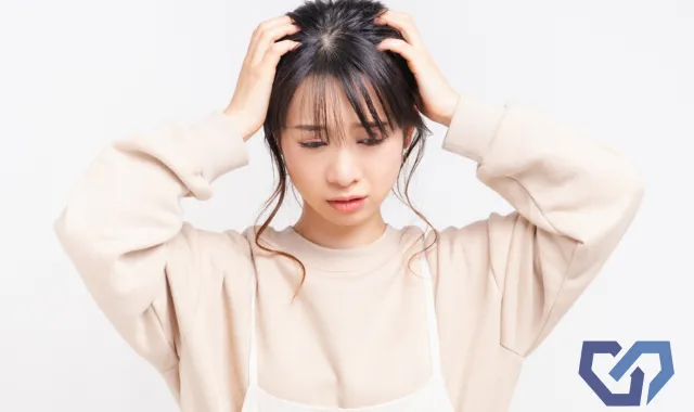 頭を抱える女性