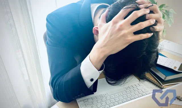 頭を抱える男性