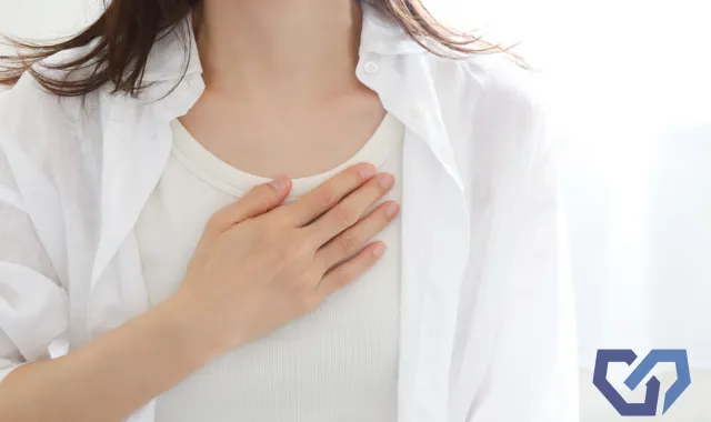 胸に手をあてる女性