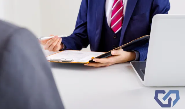 書類を持つスーツ姿の男性