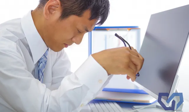 頭を抱える男性