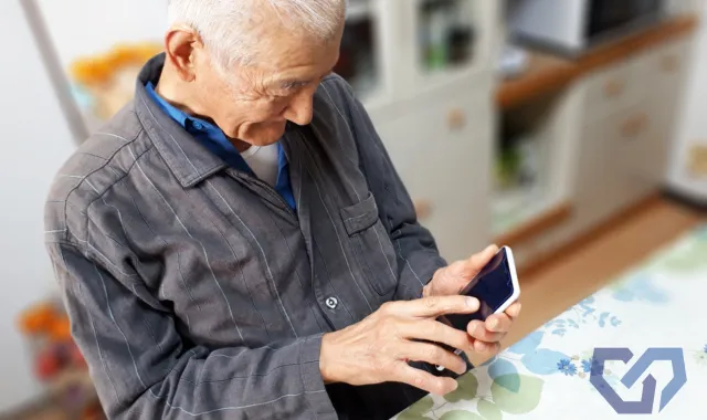 スマートフォンを使用する男性